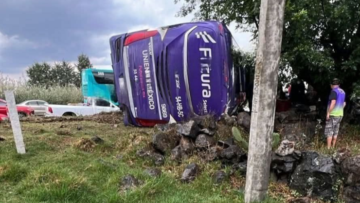 Autobús volcado en la México-Querétaro 12 de abril