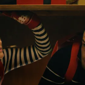 Todos están viendo esta nueva película navideña: es una divertida comedia que dura solo una hora y media.