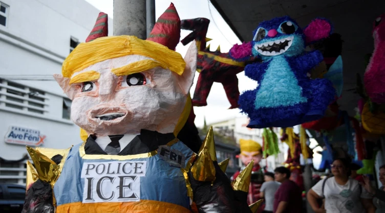 Queman piñata del presidente Donald Trump en tradicional fiesta de Guatemala