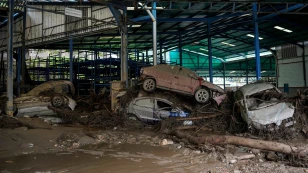 Automóviles afectados en un taller tras deslaves en Las Tejerías, Venezuela.