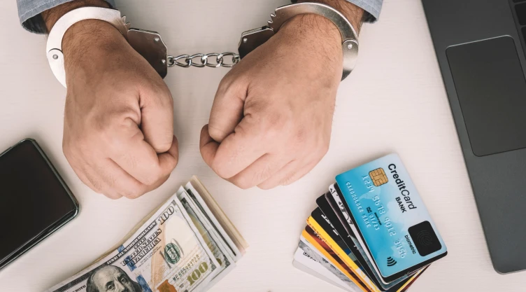 un hombre estafador detenido junto con dólares y tarjetas de crédito
