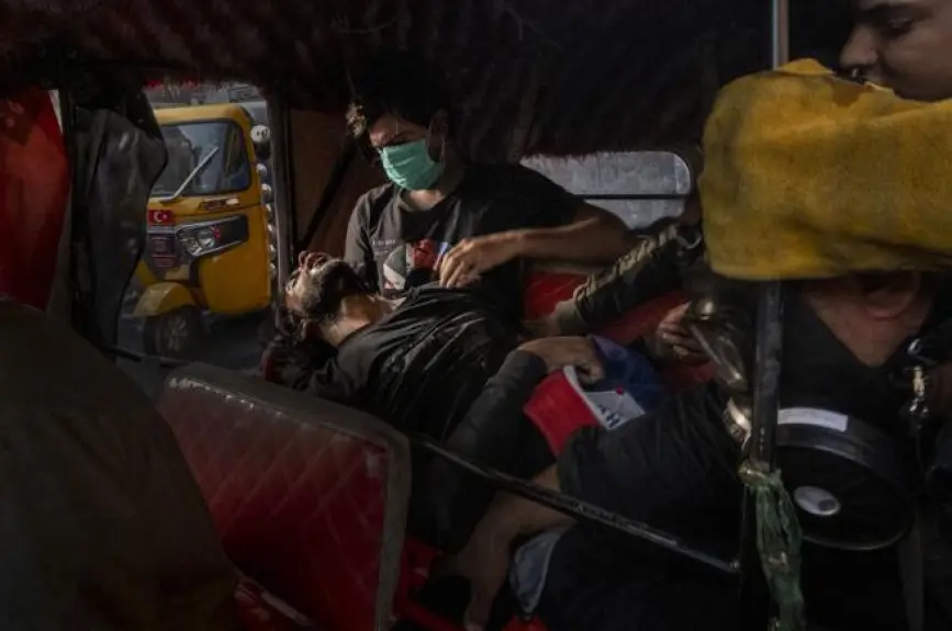 Las manifestaciones en Irak conocidas como ‘Tishreen Revolution’ son una serie de protestas en curso que consistieron en manifestaciones, marchas y desobediencia civil. Comenzaron el 1 de octubre de 2019, una fecha establecida por activistas civiles en las redes sociales, que se extendió por las provincias centrales y meridionales para protestar por 16 años de corrupción, desempleo y servicios públicos ineficientes, antes de que se convirtieran en llamadas para derrocar a los administración y detener la intervención iraní en Irak.