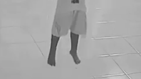 Inexplicable: Cámara capta a niño siendo elevado por los aires mientras jugaba