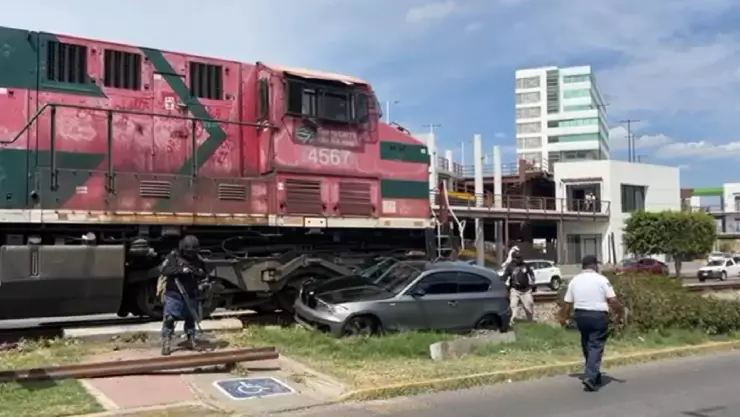 Ferrocarril arrastra auto con madre e hijo a bordo, cuando intentaron ganarle el paso ¿Qué pasó?
