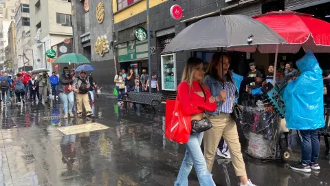lluvia cdmx 17 abril metro marcha lenta