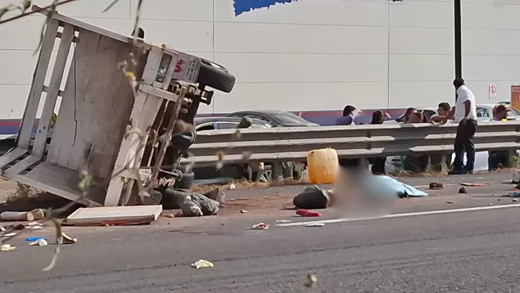 Camioneta con 11 jornaleros vuelca en autopista Colima-Manzanillo