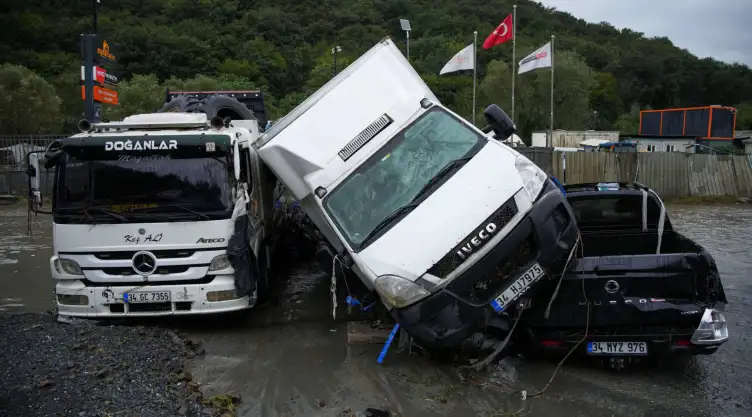 Vehículos afectados por una inundación en Estambul, Turquía.