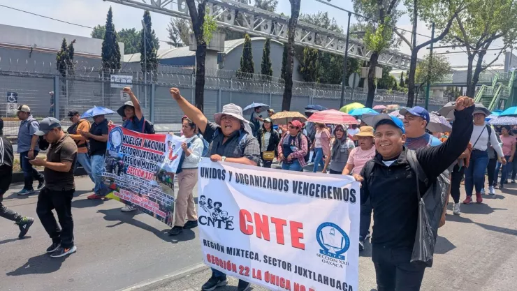 Maestros del CNTE en protestas en las inmediaciones del AICM en la CDMX.