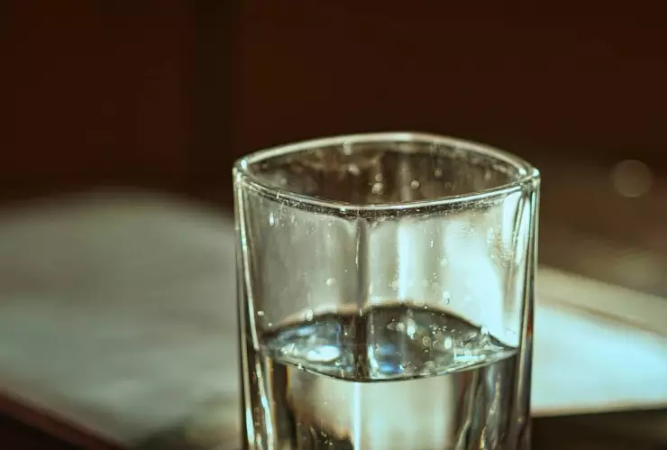 Por esta razón NO DEBES beber agua después de las 8 de la noche según especialistas