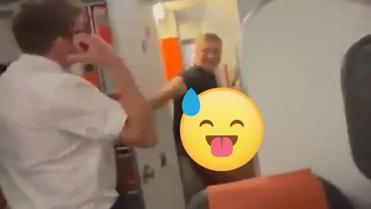 pareja teniendo sexo avión