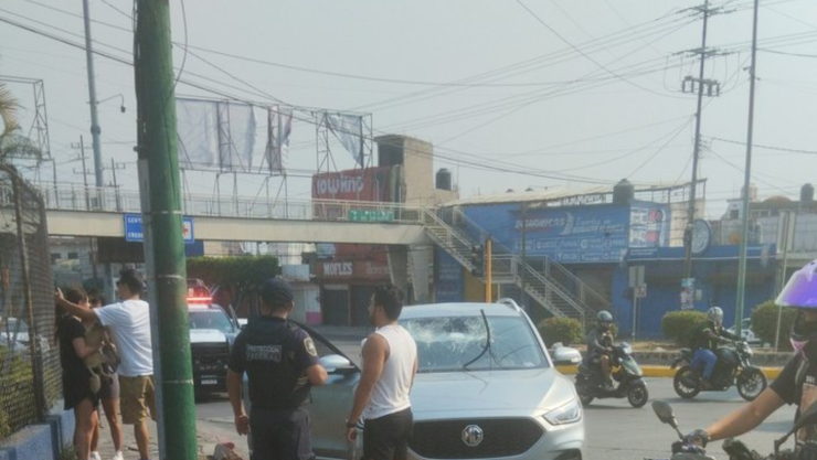 Detienen a hombre que transportaba a una mujer sobre el toldo de su camioneta.
