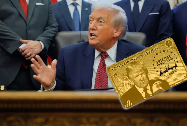 Foto del presidente Donald Trump y de una tarjeta dorada.