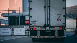 Torreón Aseguran tráiler con toneladas de desechos cárnicos en carretera a Mieleras.jpg