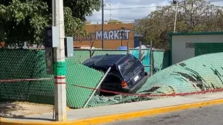 Adulta mayor pierde el control y derriba cercado de estacionamiento en Tehuacán