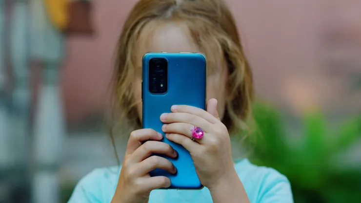 La edad correcta para darle un celular a un niño, según Bill Gates