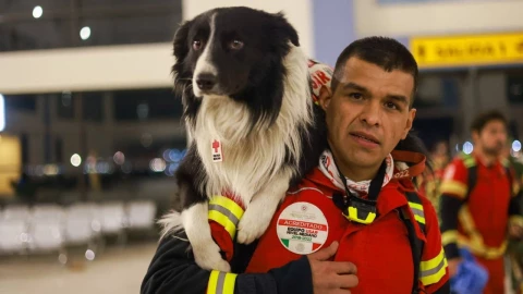 Parten rescatistas mexicanos para ayudar tras terremoto en Turquía y Siria