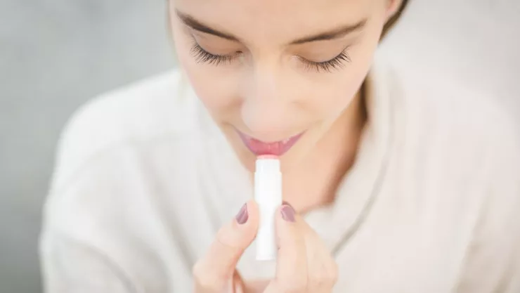 El significado que una persona se muerda los labios cuando habla contigo