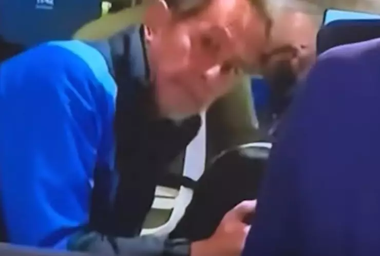 Hombre intenta besar a su compañera de trabajo y sale en televisión nacional.png