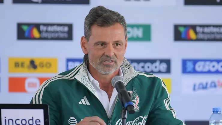 Diego Cocca con la chamarra de Selección Mexicana