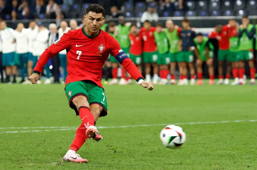 Cristiano Ronaldo dispara su penal en la tanda ante Eslovenia.jpg