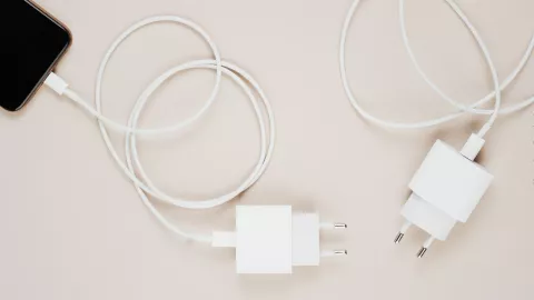 Por qué se calienta tanto el cargador de tu celular.jpg