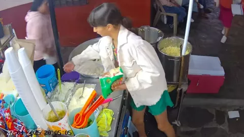 Joven se quema al comprar un elote y el video se vuelve viral en TikTok