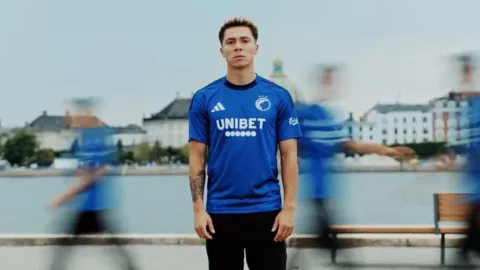 Rodrigo Huescas, en la presentación del nuevo uniforme