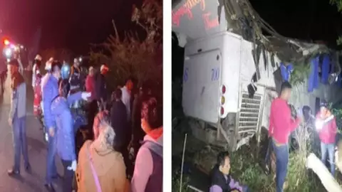 Autobús cae a barranco