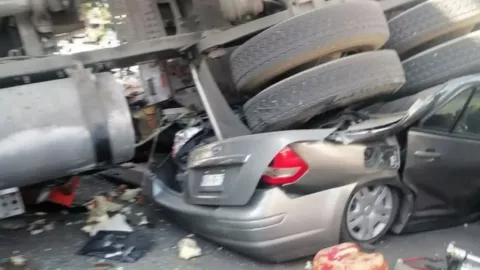 Trailer cae de un puente en Tlalnepantla-Cuautitlan
