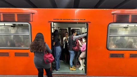 Retrasos y aglomeraciones en el Metro CDMX y Metrob&uacute;s 