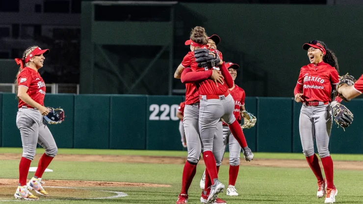 Diablos Rojos festeja el juego perfecto de Megan Faraimo.jpg