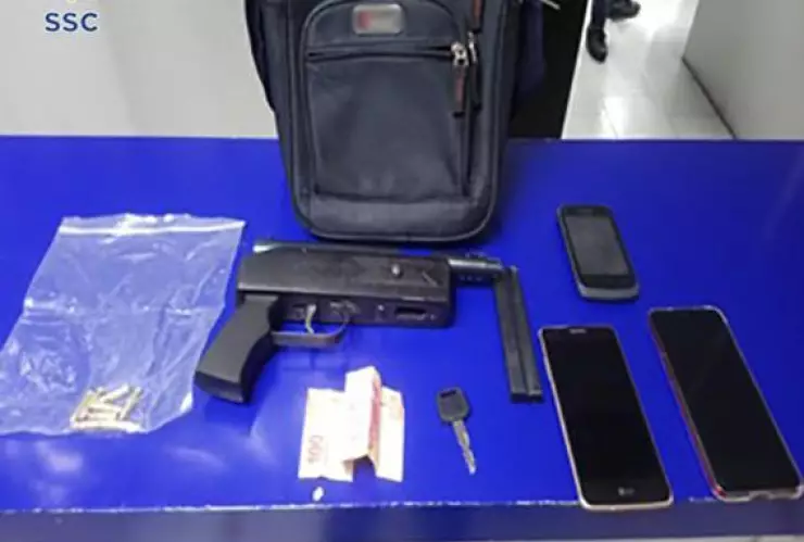 Los dos presuntos asaltantes fueron detenidos cuando trataban de escapar a bordo de motocicletas luego de un robo a un transeúnte y al ser revisados les encontraron tres teléfonos celulares, dinero en efectivo y una subametralladora.