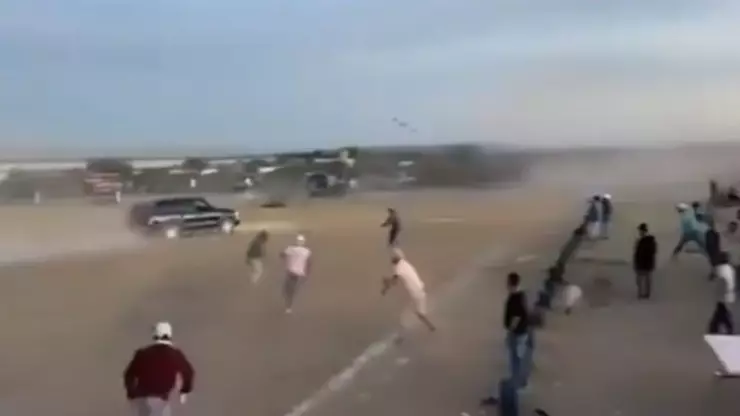 Camioneta embiste a público en evento.