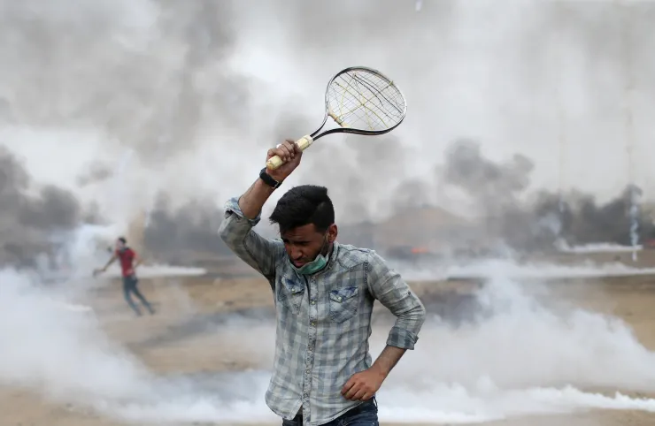 Israelíes disparan gas lacrimógeno vs Palestino
