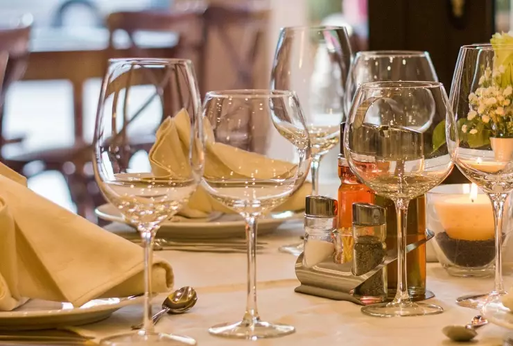 Los restaurantes podrán ofrecer servicios en espacios abiertos hasta las 18:00 horas. 