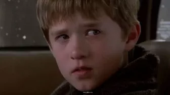 Escena de la película ‘El Sexto Sentido’ (Sixth Sense) con Halley Jeol Osment y Bruce Willis por Azteca 7.