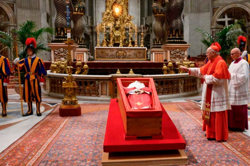 Cierre del féretro del Papa Francisco