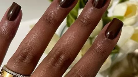 Los tonos café intensos son considerados los nuevos nudes