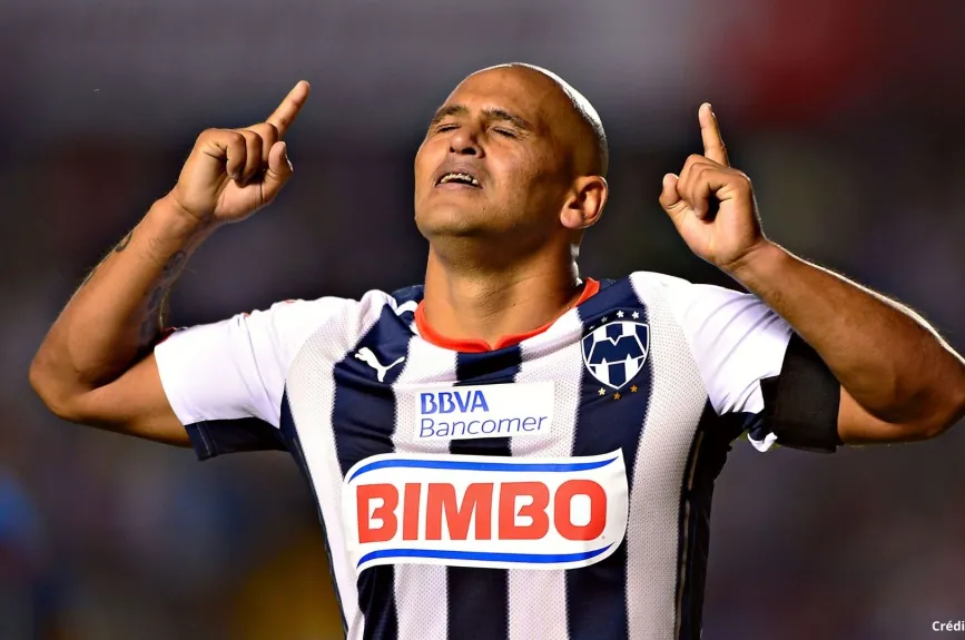 1 futbolistas chilenos méxico chupete suazo.jpg