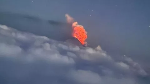 Erupción en Rusia Volcán Klyuchevskoy despierta tras el potente sismo de 8.8 en Kamchatka.jpg