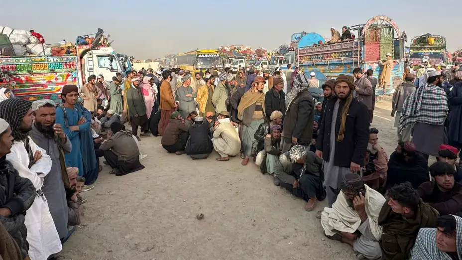 Afganos en un campamento de deportación en Pakistán.