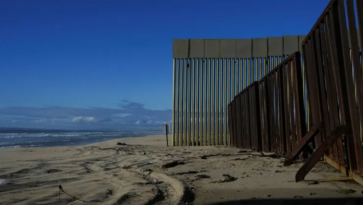 EU construirá 10km más de muro fronterizo.