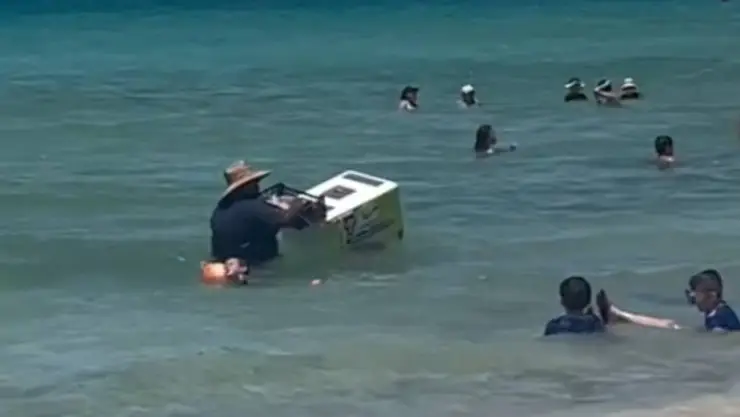 Vendedor de helados dentro del mar.