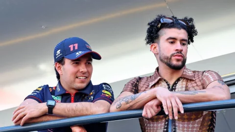 Bad Bunny presenta casco de Checo Pérez en Mónaco