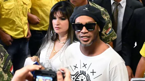 Dalia López junto a Ronaldinho