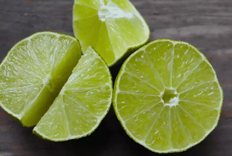 Comerciante explica la forma correcta de partir un limón para que saque más jugo.png