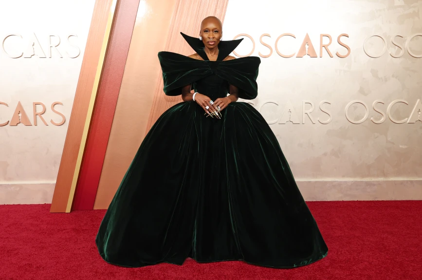 Cynthia Erivo impactó con su vestido en la alfombra roja de los Oscars 2025, el cual fue un homenaje ‘Elphaba’, en la película ‘Wicked’. | Foto: Mike Coppola/Getty Images