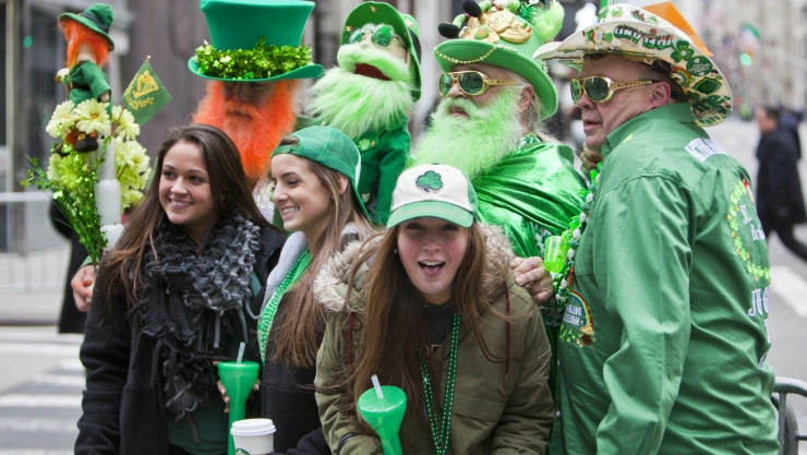 Personas celebran el Día de San Patricio