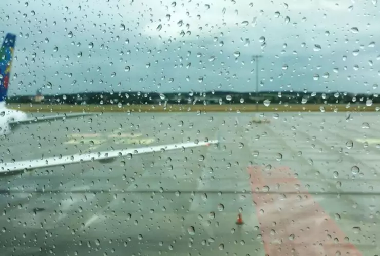 CANCELAN VUELOS POR EL HURACÁN JOHN