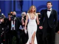 JLO y Ben agarrados de la mano.jpg